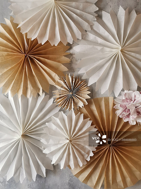 桌子上的纸折纸俯视图图片素材