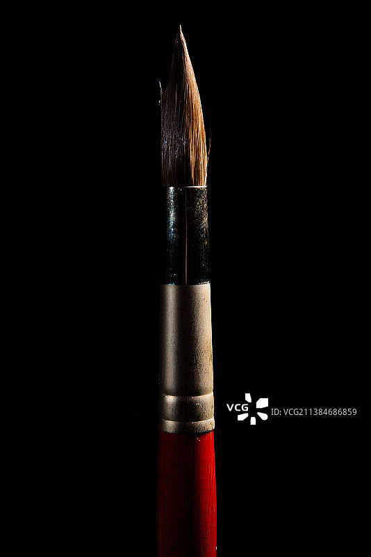 黑色背景上的钢笔特写图片素材