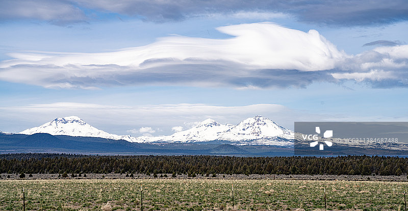 断裂峰和三姐妹峰，俄勒冈州，美国图片素材