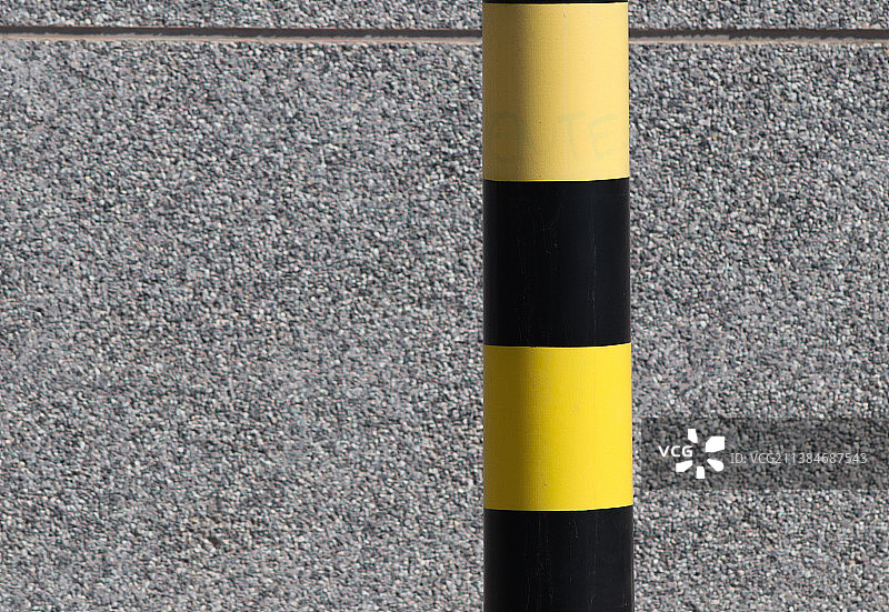 灰色墙壁上的黑色和黄色海报图片素材