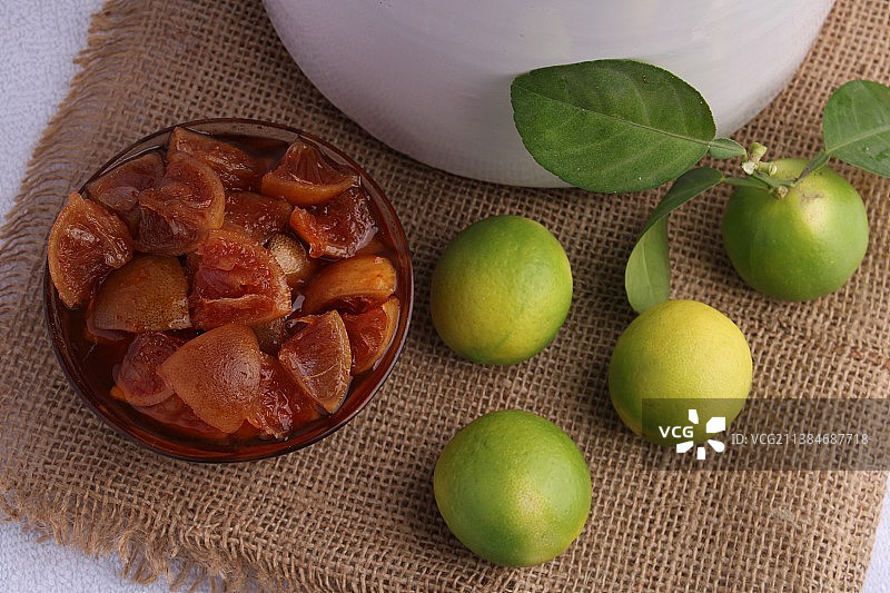 印度桌子上麻袋里的食物和酸橙俯视图图片素材