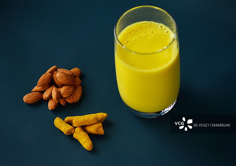 杏仁姜黄饮品特写图片素材