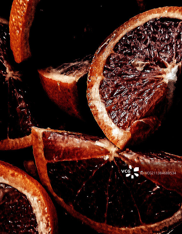 黑色背景上的血橙切片特写图片素材