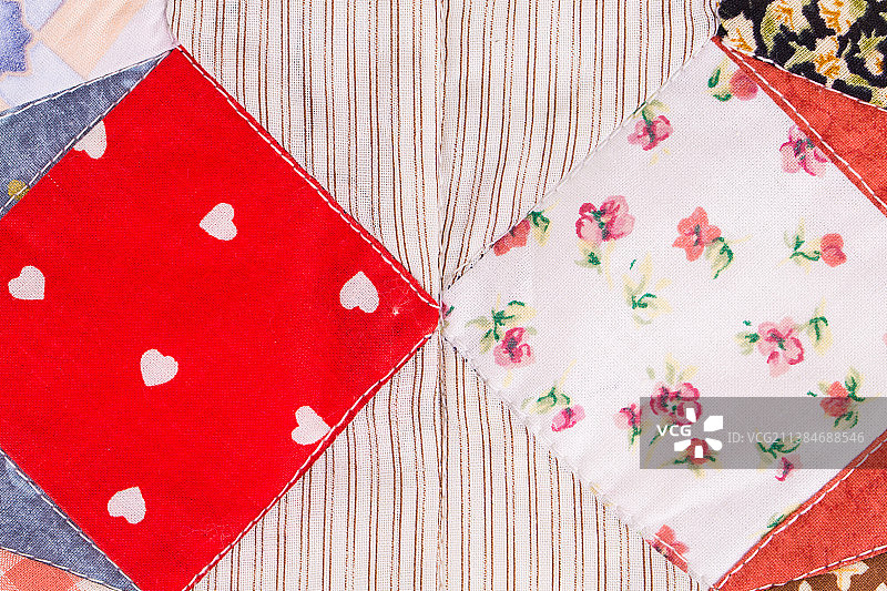 高角度拍摄：桌子上缝制的被子碎片背景，摩尔多瓦图片素材