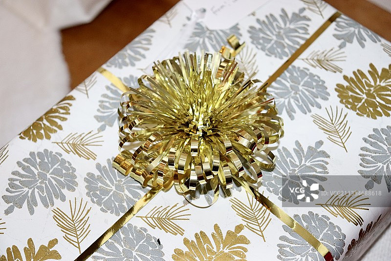 用金色和银色包装纸包裹的礼物图片素材