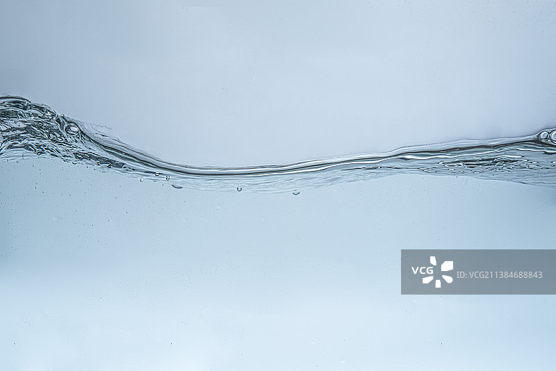 白色背景下的水特写图片素材