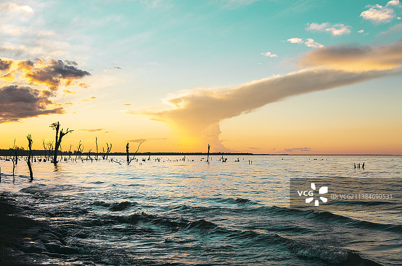 阿根廷科连特斯日落时分的海景图片素材