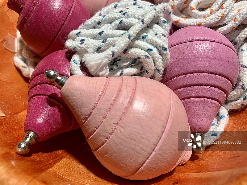 桌上的彩色球（高角度）图片素材