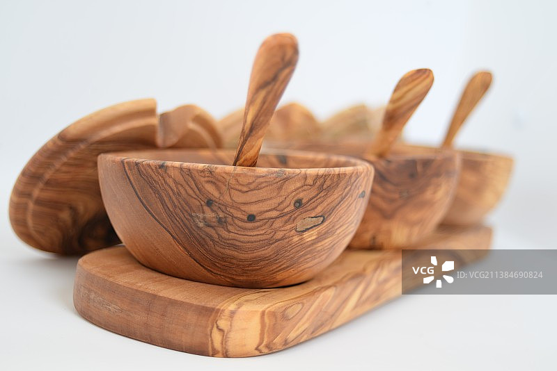 突尼斯哈马马特白色背景下的木碗和木勺特写图片素材