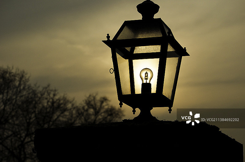 无处不在的光：日落时天空下的灯光图片素材