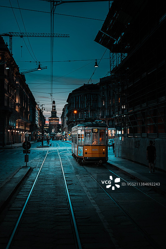 夜生活：日落时分意大利米兰火车站台图片素材