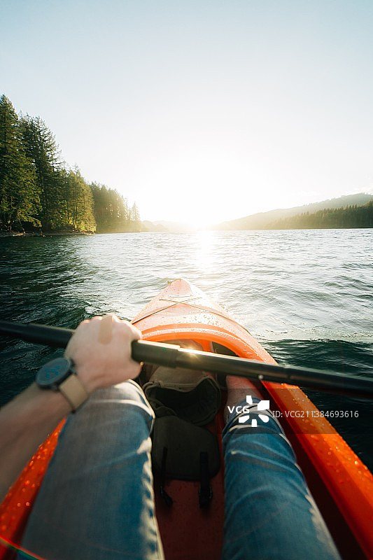 日落时分在湖上划皮划艇（第一人称视角）图片素材