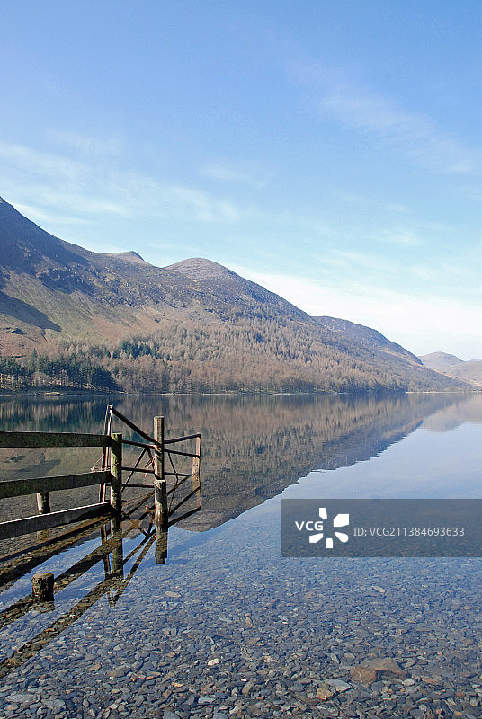 英国巴特米尔湖的湖光山色图片素材