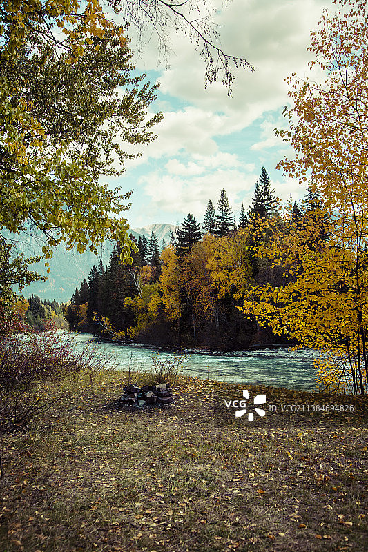 加拿大不列颠哥伦比亚省哥伦比亚山谷秋季湖泊风景图片素材
