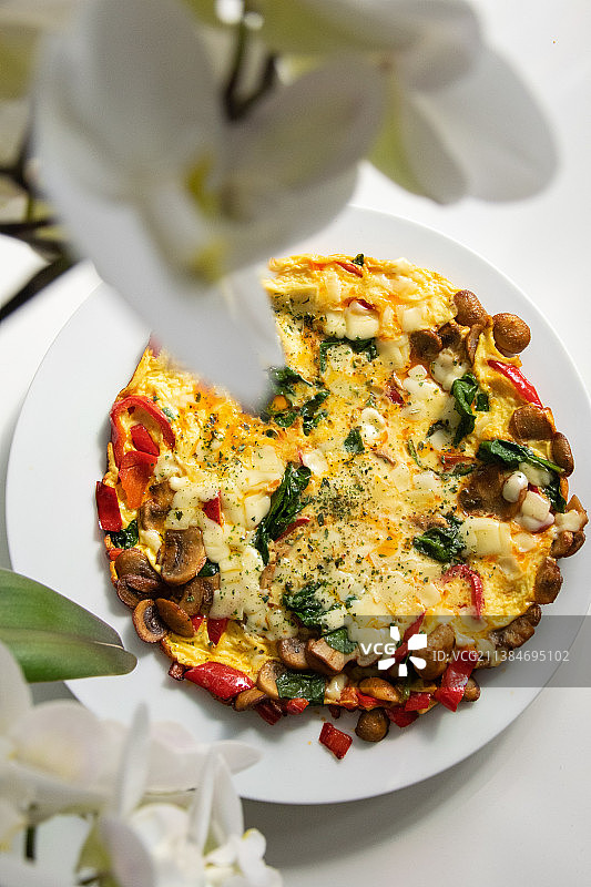 兰花环绕的煎蛋卷，荷兰图片素材