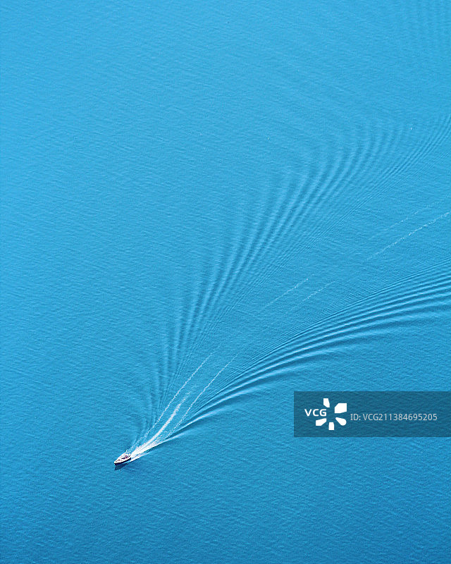 瑞士卢加诺海中船只的高角度视图图片素材