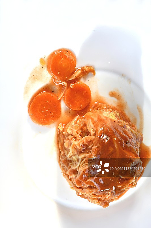 法式酿圆白菜，白色背景上盘中的食物高角度视图图片素材