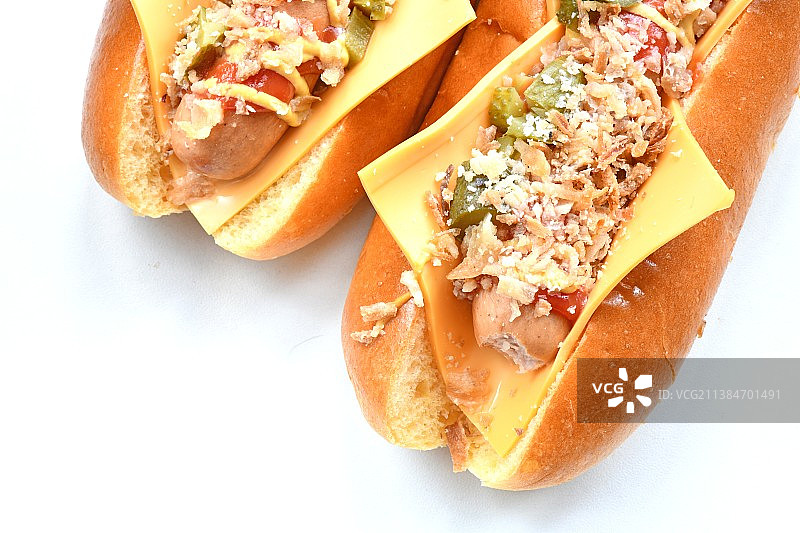 不健康食品：白色背景上的高角度热狗图片素材