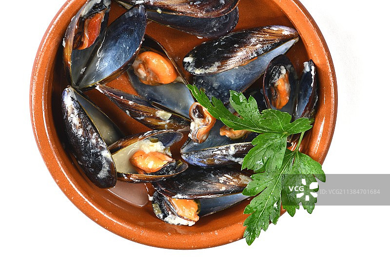 贻贝，碗中贻贝的俯视图，白色背景图片素材