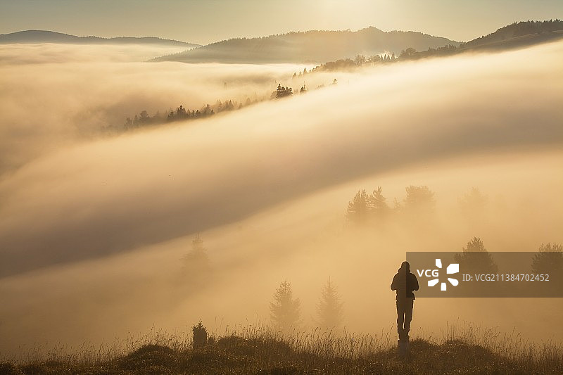 在雾天站在山顶上的人（背影），捷克图片素材