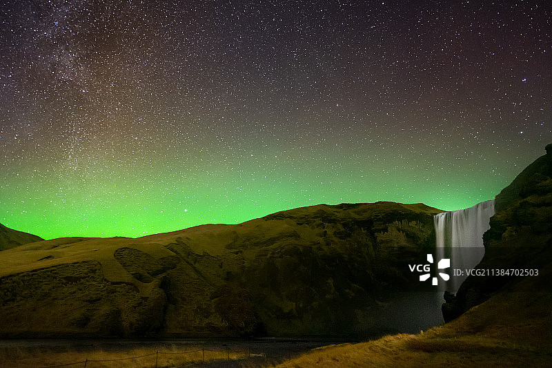 塞尔福斯镇上空的银河极光图片素材