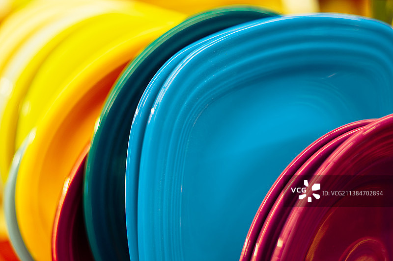 五颜六色的塑料盘子特写图片素材