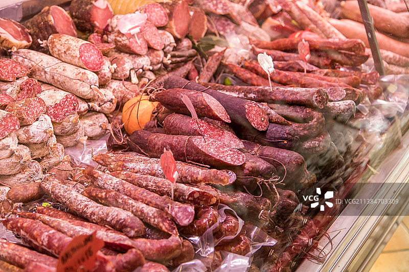 肉店里的肉类展示，意大利罗马市场上出售的甜食高角度视图图片素材