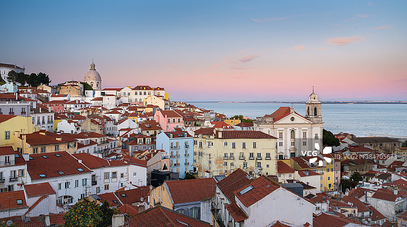 葡萄牙里斯本Alfama海边小镇景观图片素材