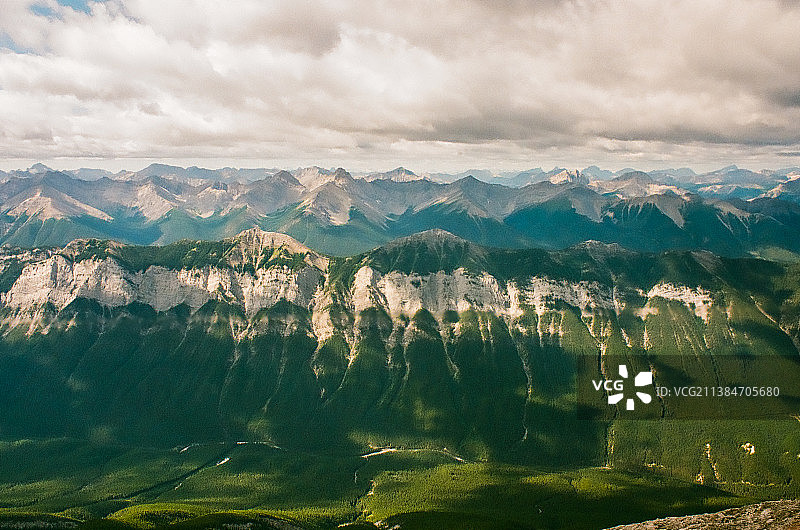 伦德尔山顶风光：多云天空下的山景，加拿大伦德尔山图片素材