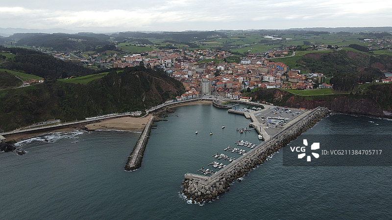 西班牙坎达斯阿斯图里亚斯城市建筑中的河流高角度景观图片素材