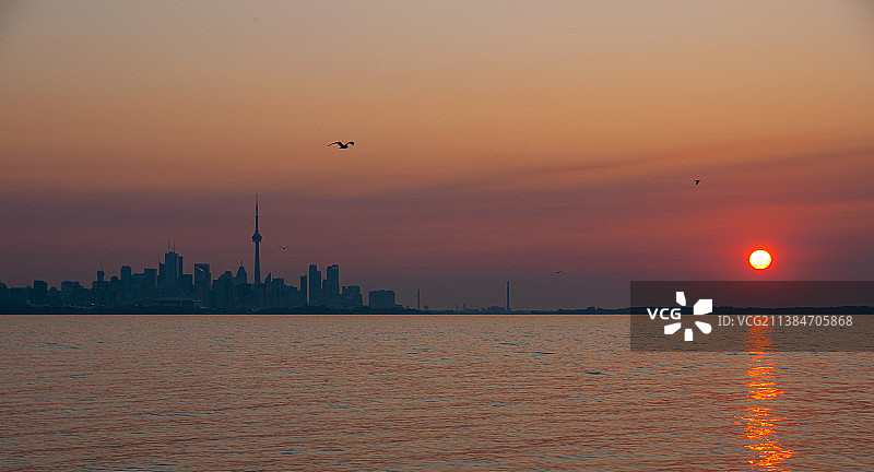 加拿大安大略省多伦多市红色日出时的天际线图片素材