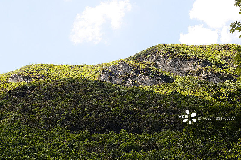 意大利佩萨罗和乌尔比诺卡利山峰仰视视角图片素材