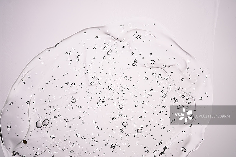 中性背景上的浓稠化妆品凝胶纹理图片素材