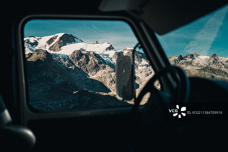 冬季瑞士加德门苏斯滕山口的汽车图片素材