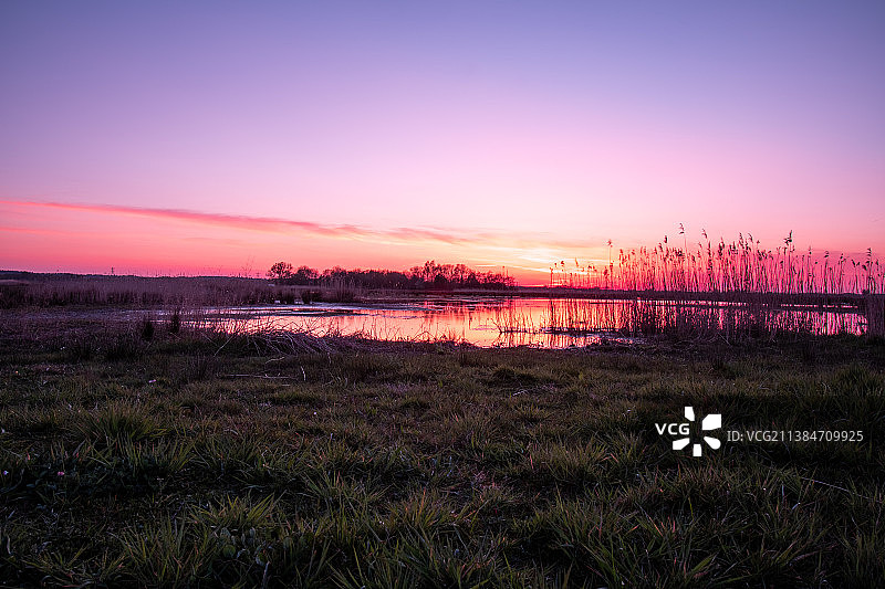 瓦赫宁根的日落小湖 (荷兰)图片素材