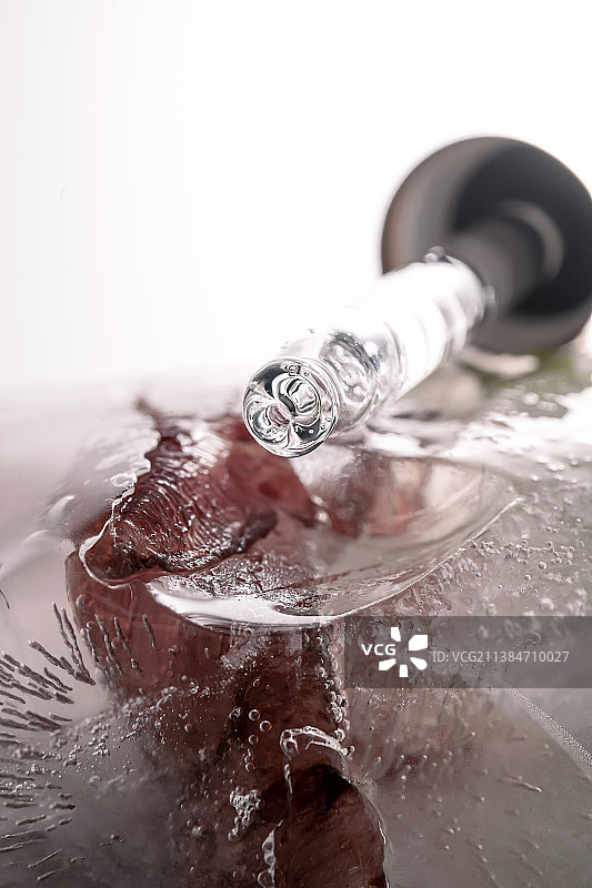 冰冻鲜花大冰块上的移液管图片素材