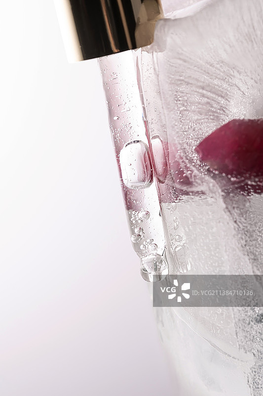 冰冻鲜花大冰块上的移液管图片素材