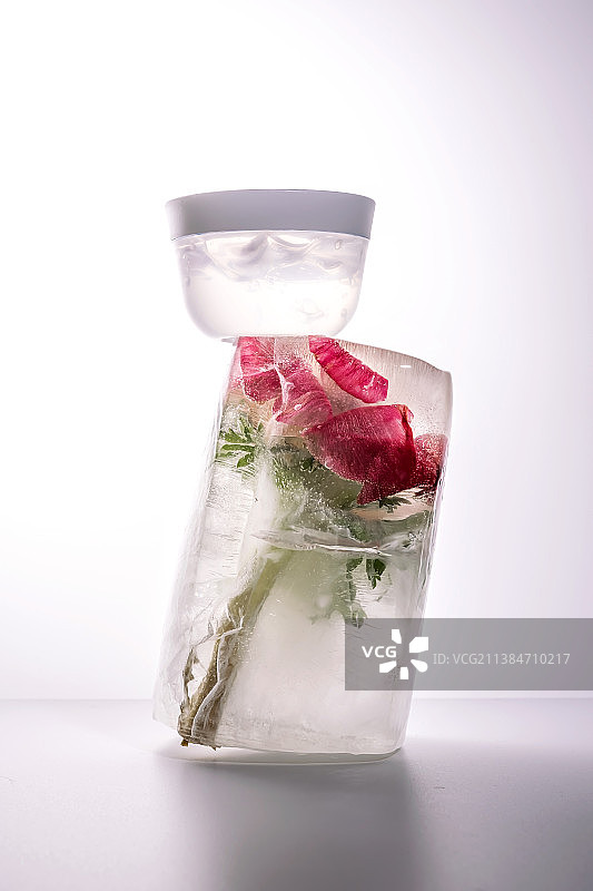 冰花背景下的化妆凝胶罐图片素材