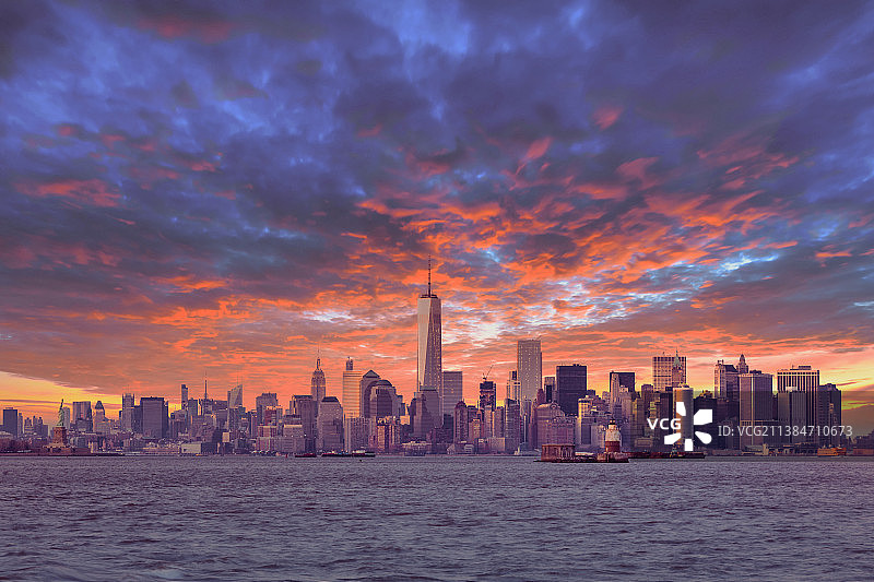 纽约市曼哈顿市中心黄昏天际线与摩天大楼图片素材