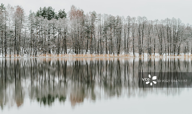 波兰奥尔什丁的乌基尔湖冬季湖景图片素材