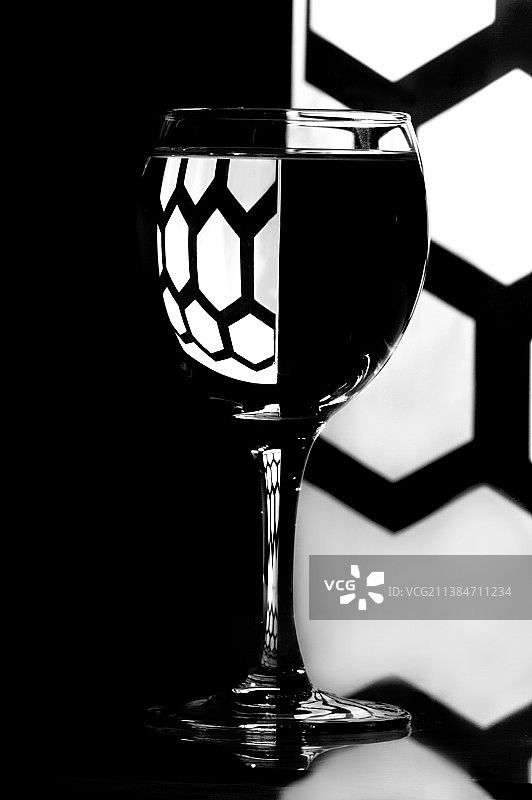 抽象阴阳：黑白背景下的葡萄酒杯特写图片素材