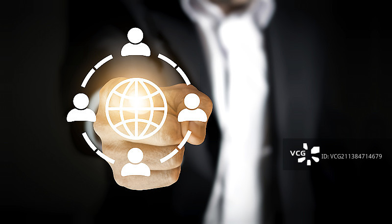 男性商务人士用手指触摸屏幕上显示的图标图片素材