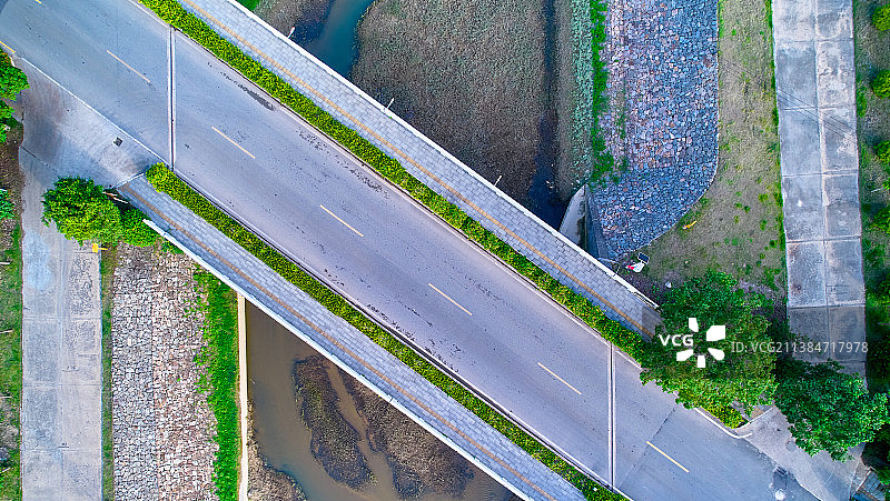 河道上的公路车道交通图片素材