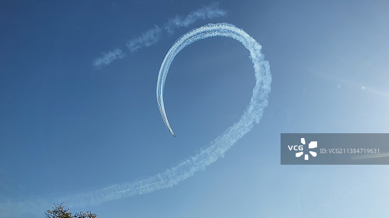 巴西航空表演队的蒸汽轨迹低角度视图图片素材