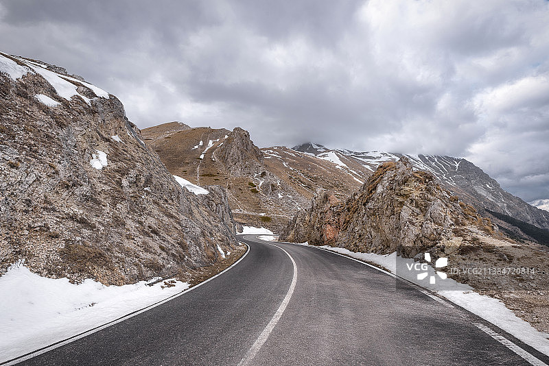 锡比利尼国家公园雪地空旷道路，位于意大利阿斯科利皮切诺阿尔夸塔德尔特龙托的福尔卡迪普雷斯塔图片素材