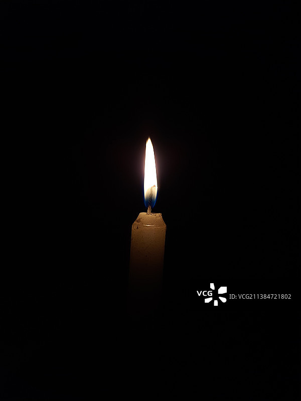 印度泰米尔纳德邦点燃的蜡烛特写图片素材