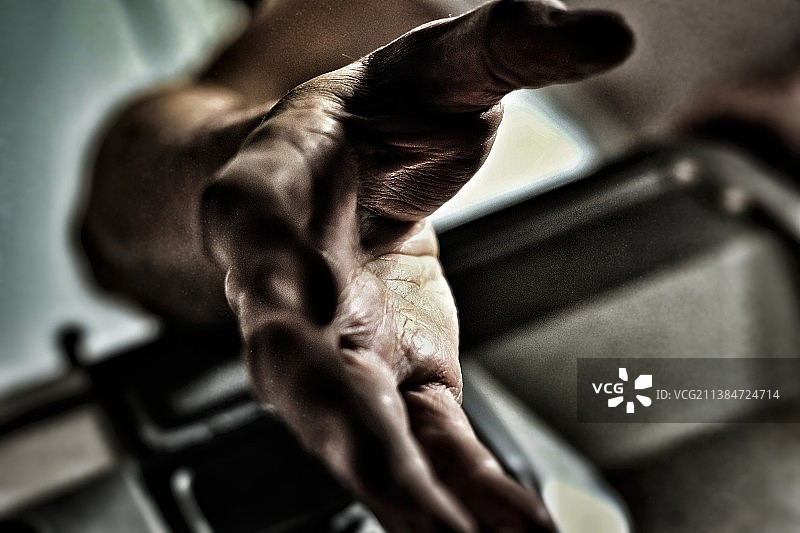 伸向镜头的未知手，巴西Corrego Grande图片素材