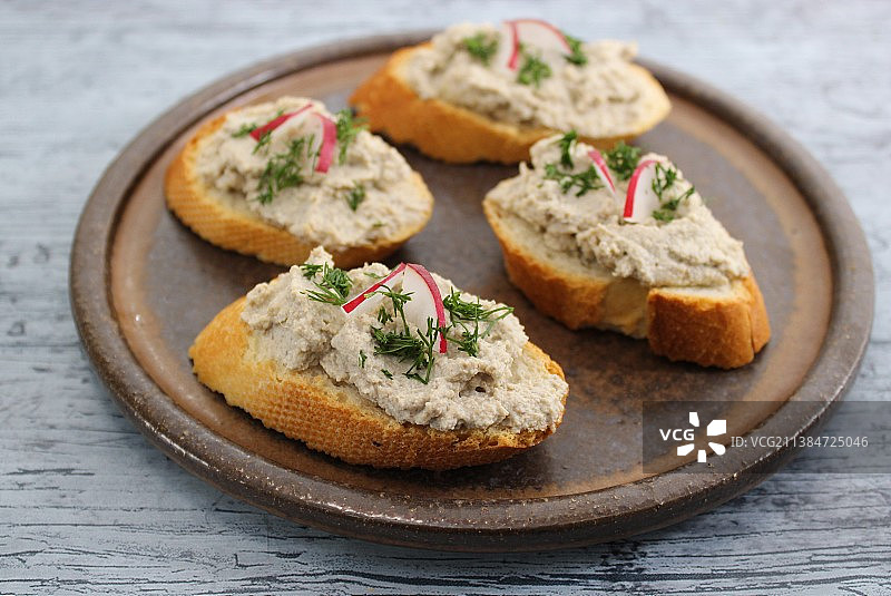 蘑菇酱面包片配红萝卜和新鲜莳萝图片素材