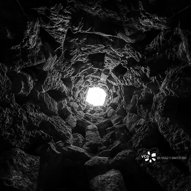 隧道深处尽头的光芒图片素材