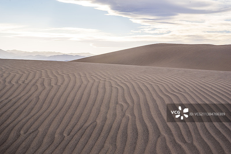 美国死亡谷国家公园梅斯基特平地沙丘的沙漠景观图片素材